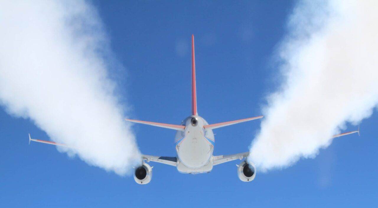 Airplane condensation trails Airplane condensation trails